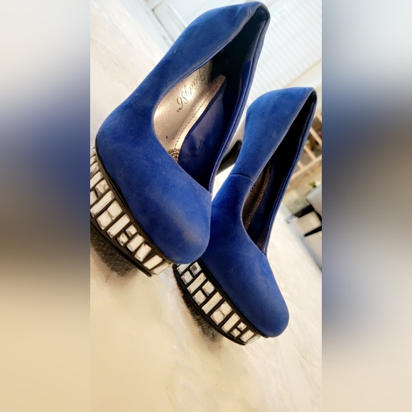 Heels - Picture 2 of 6